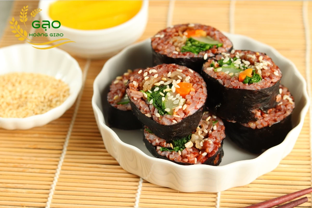 Cơm cuộn từ gạo lứt