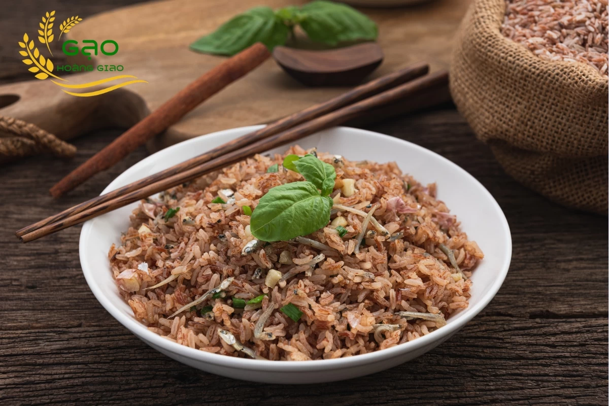 Cơm gạo lứt ăn kèm với cá