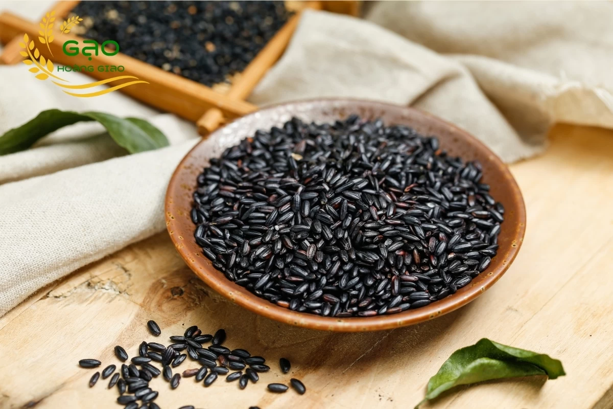 Gạo lứt đen được đựng trong tô