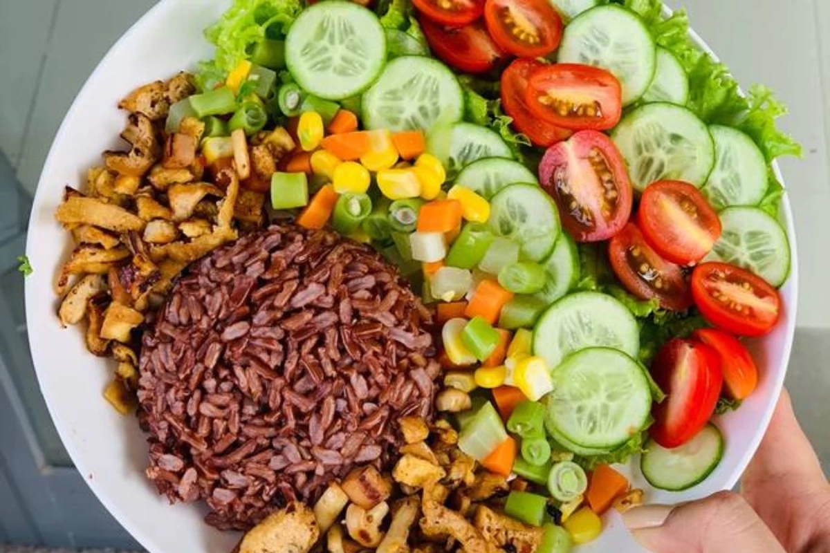 Món salad cơm gạo lứt
