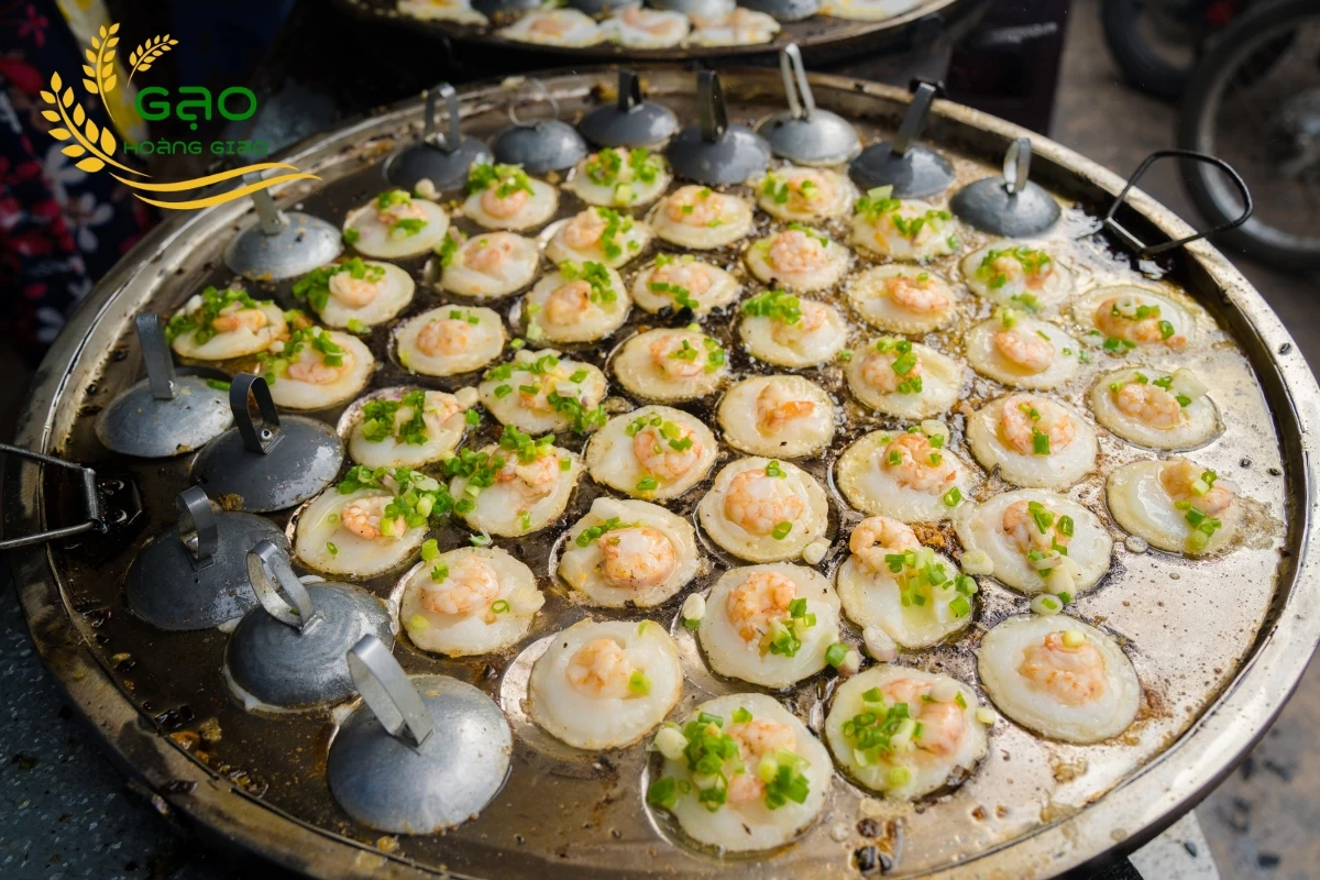 Bánh khọt đang được nấu trong khuôn