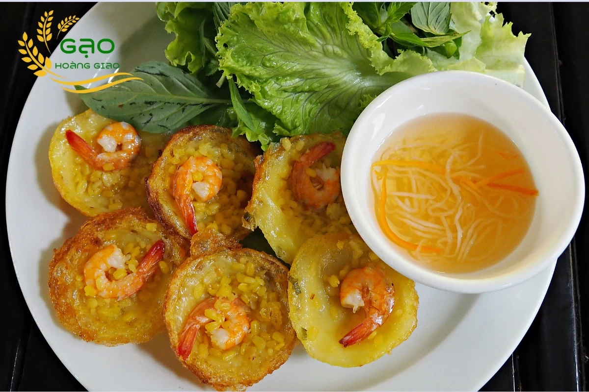 Bánh khọt nhân tôm kèm rau và nước chấm