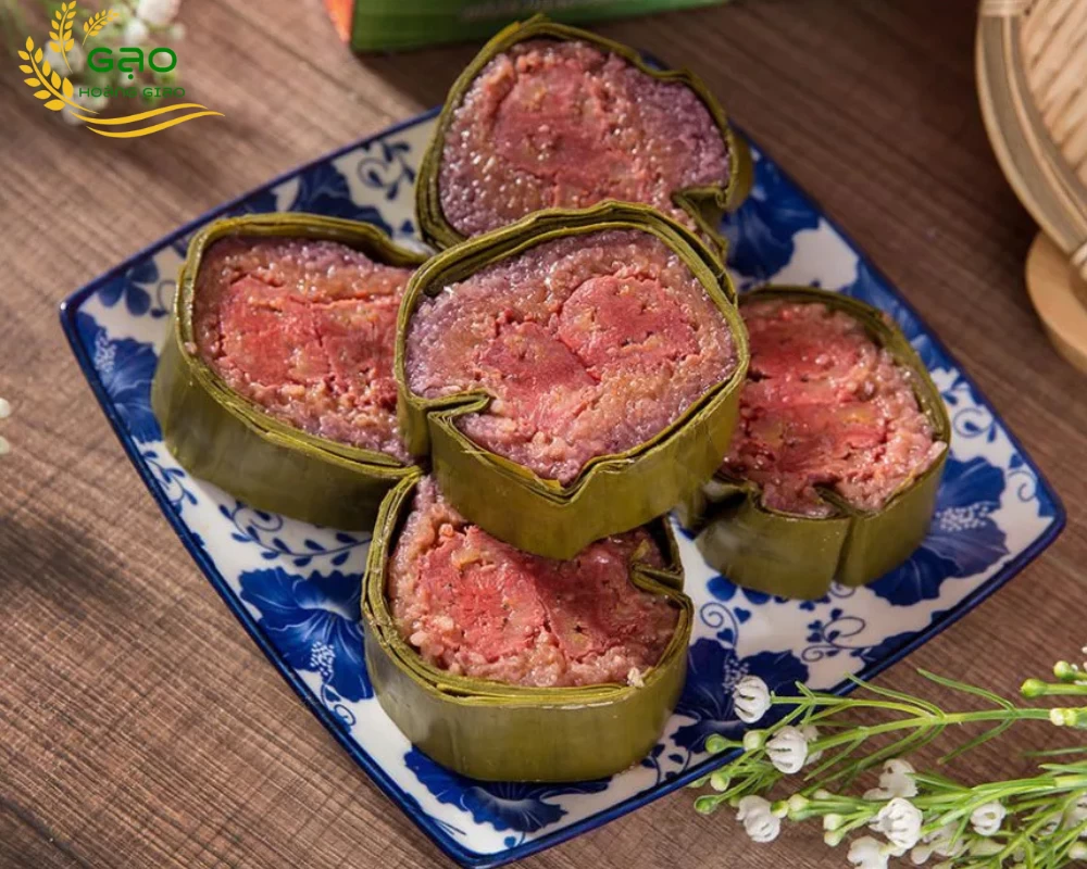 Bánh tét nhân chuối là loại bánh miền Tây với nhân ngọt