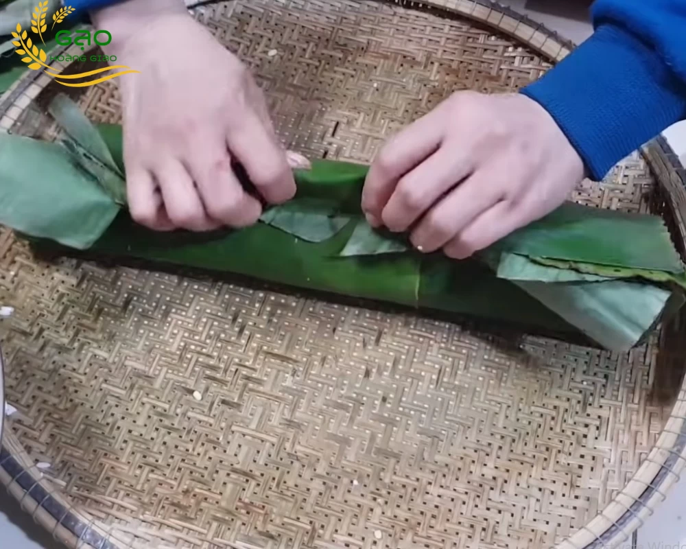 Gói bánh tét cho chặt tay để nước không chui vào trong