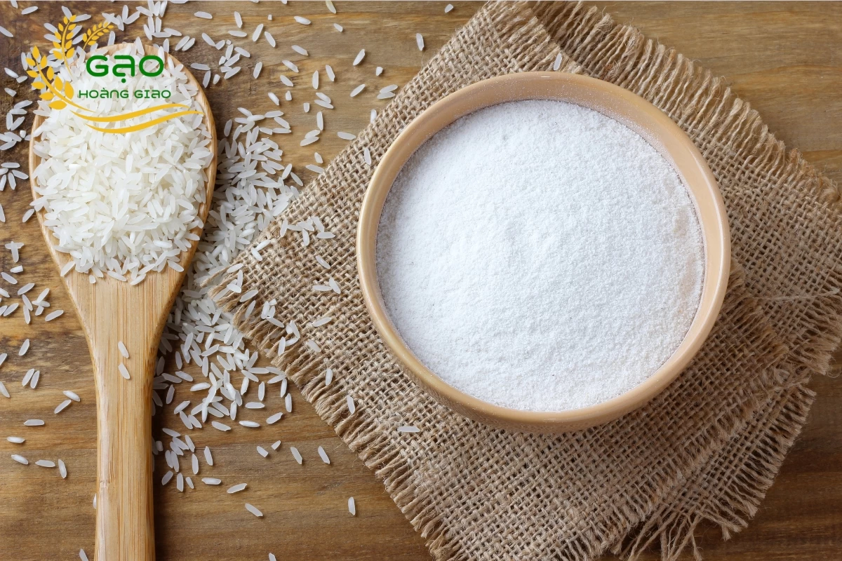 Bột gạo trắng tinh, mịn màng