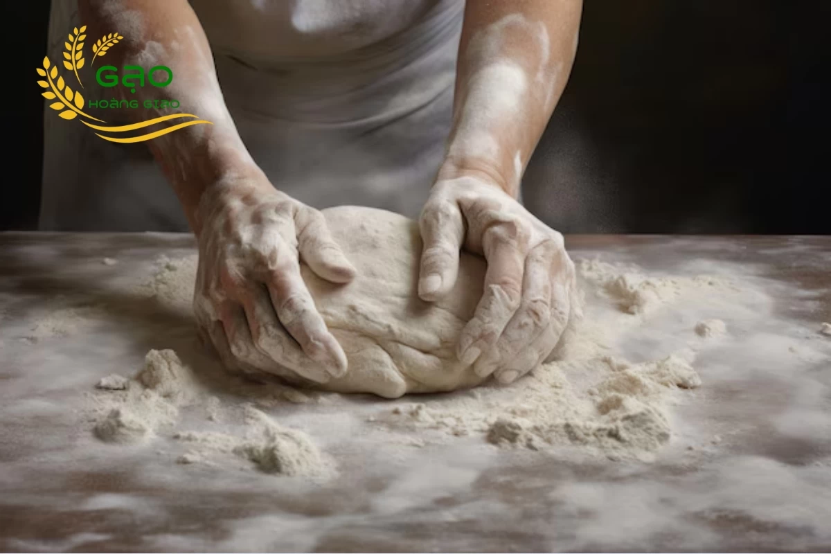 Đầu bếp nhào bột làm bánh