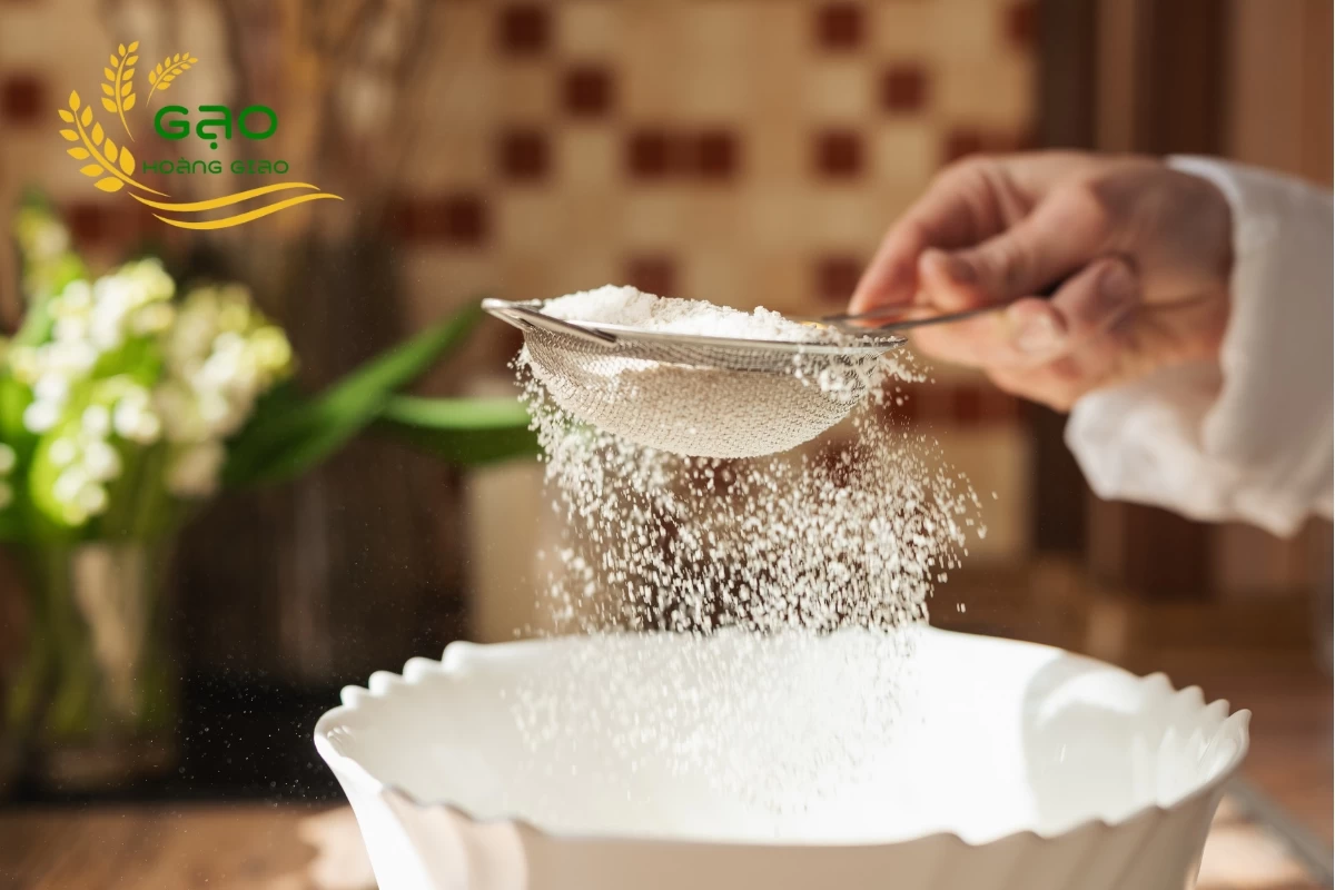 Dùng rây lọc bột gạo cho thật mịn
