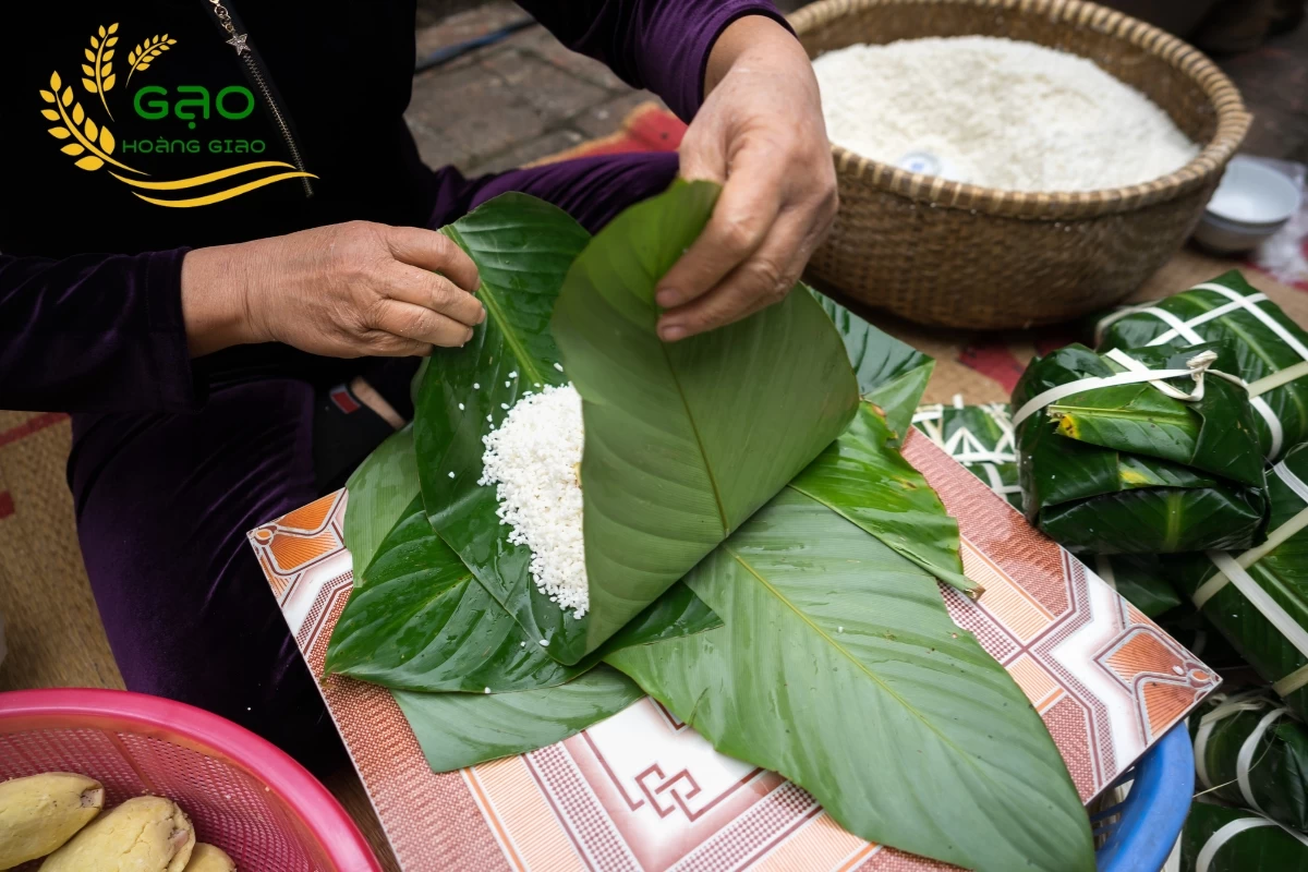 Dùng tay túm 2 mép lá đặt dọc