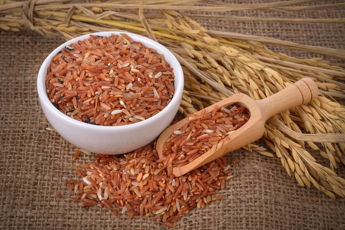 Gạo lứt huyết rồng được đựng trong chén và chày