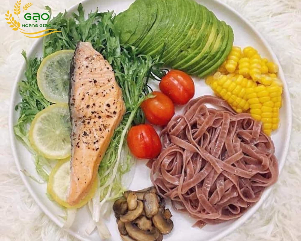 Ăn phở gạo lứt cùng với những loại thực phẩm khác sẽ hỗ trợ giảm cân hiệu quả