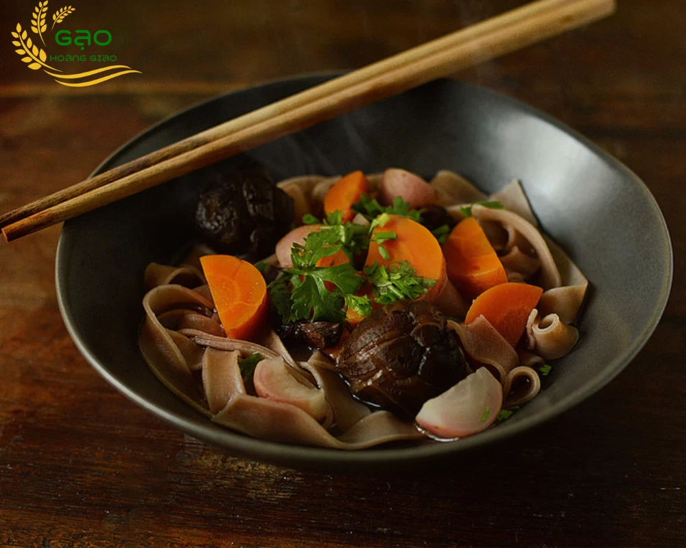 Bát phở gạo lứt nóng hổi thơm lừng