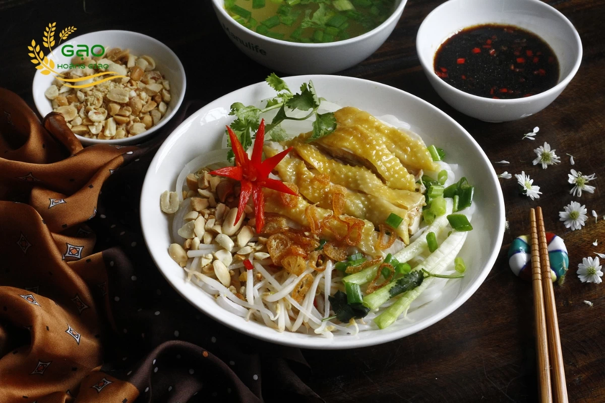 Món phở gà trộn xì dầu