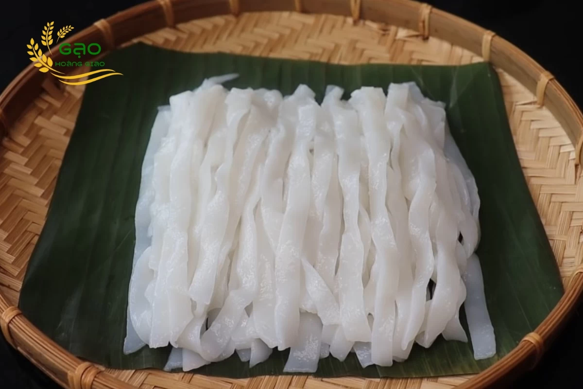 Bánh phở ngon có bề mặt bên ngoài bóng nhẹ, láng mịn
