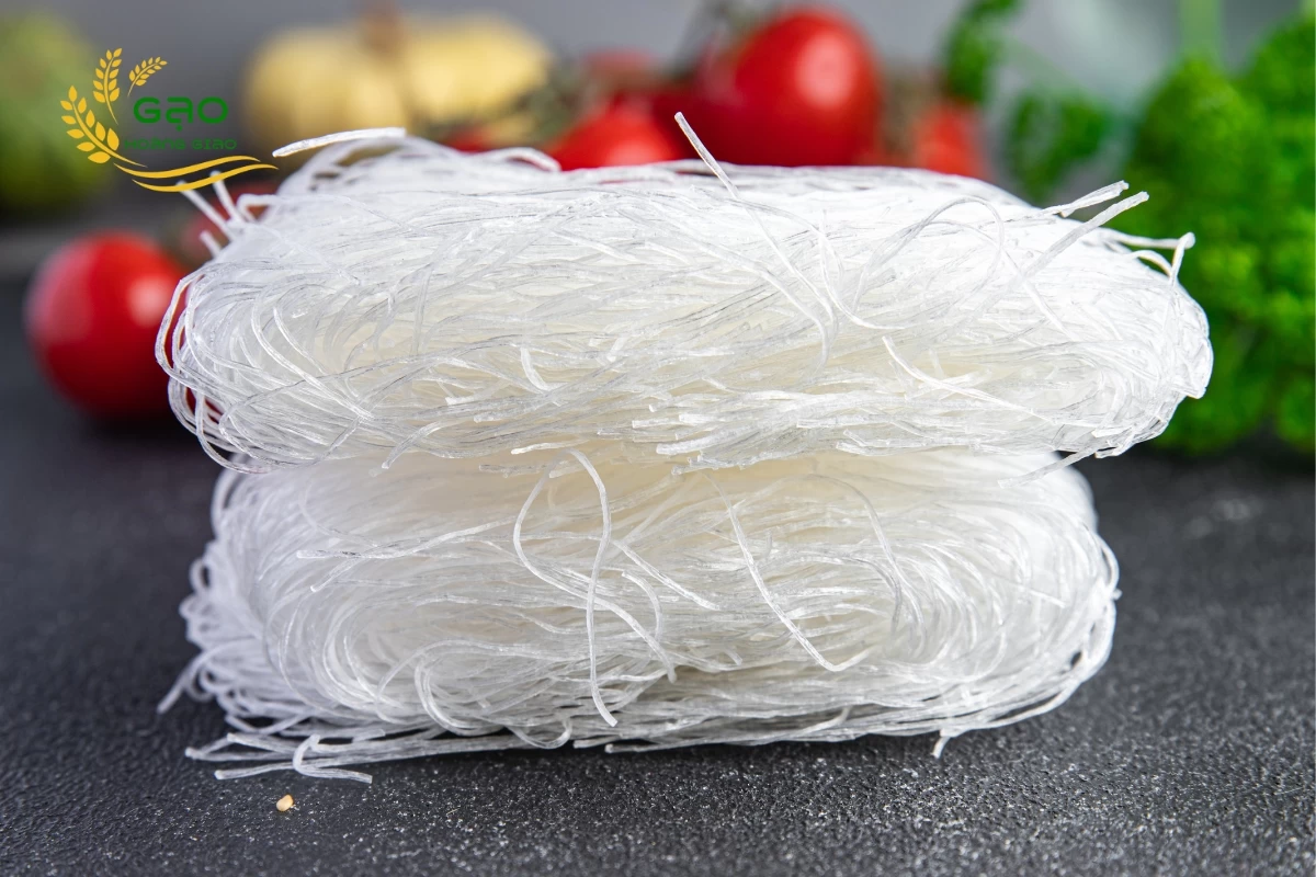 2 cuộn bún gạo khô