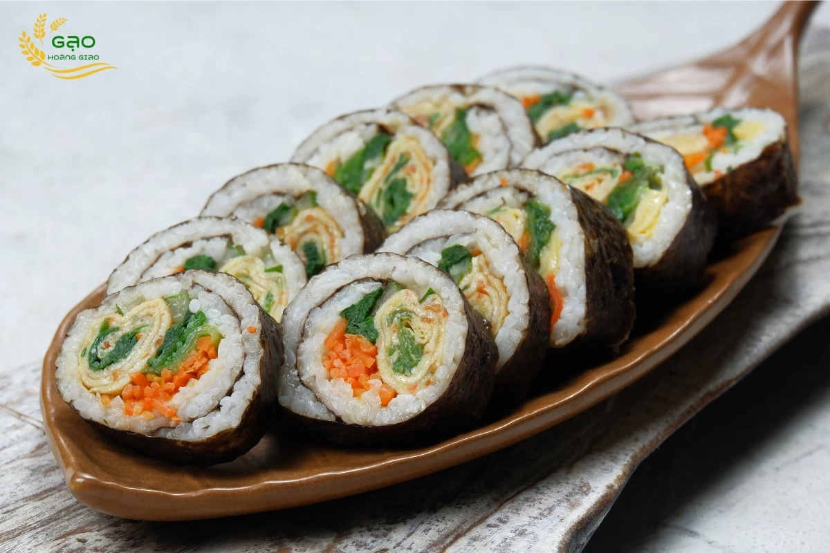 Cơm cuộn được cắt nhỏ thành từng khoanh