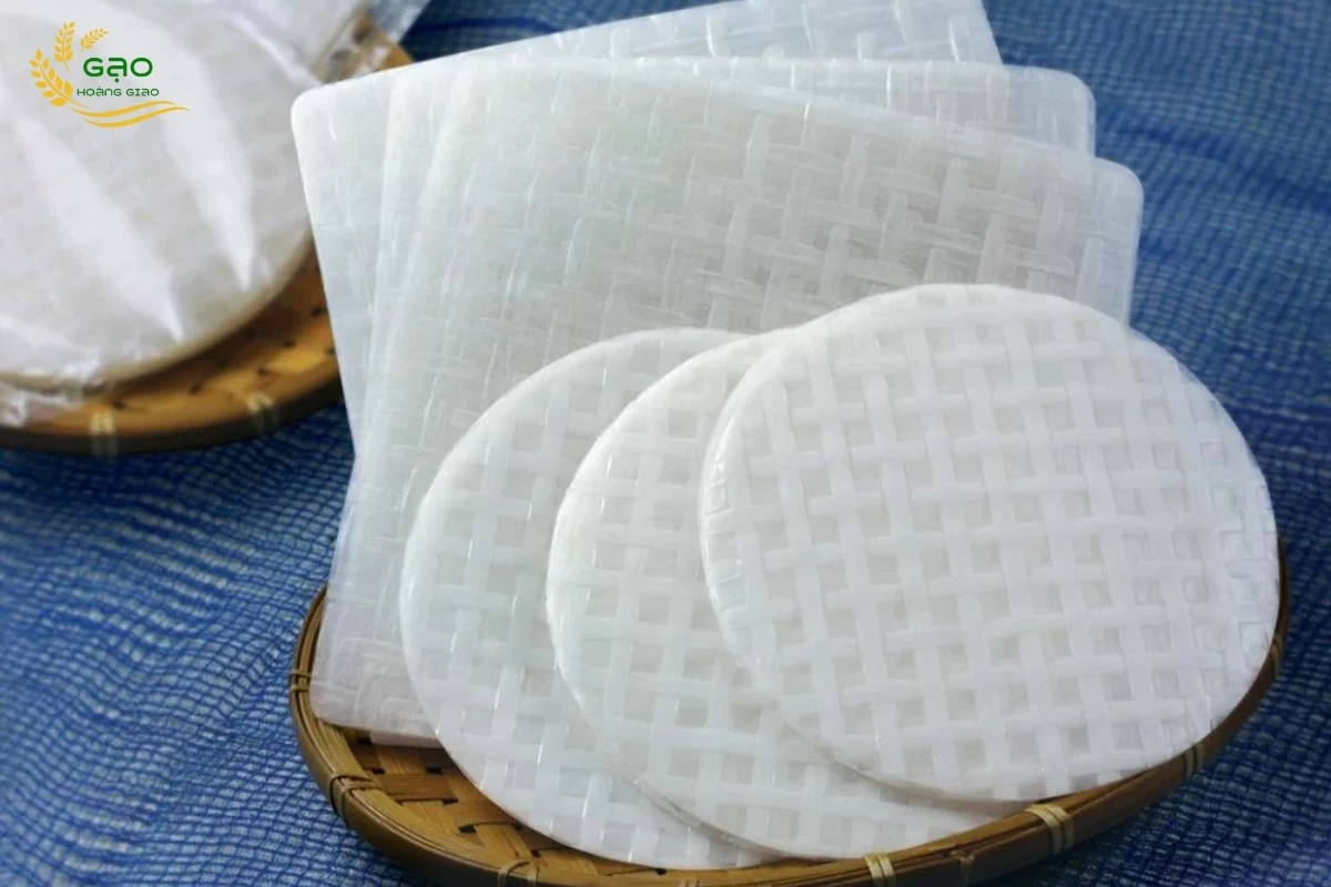 Bánh tráng thường có dạng hình vuông hoặc hình tròn