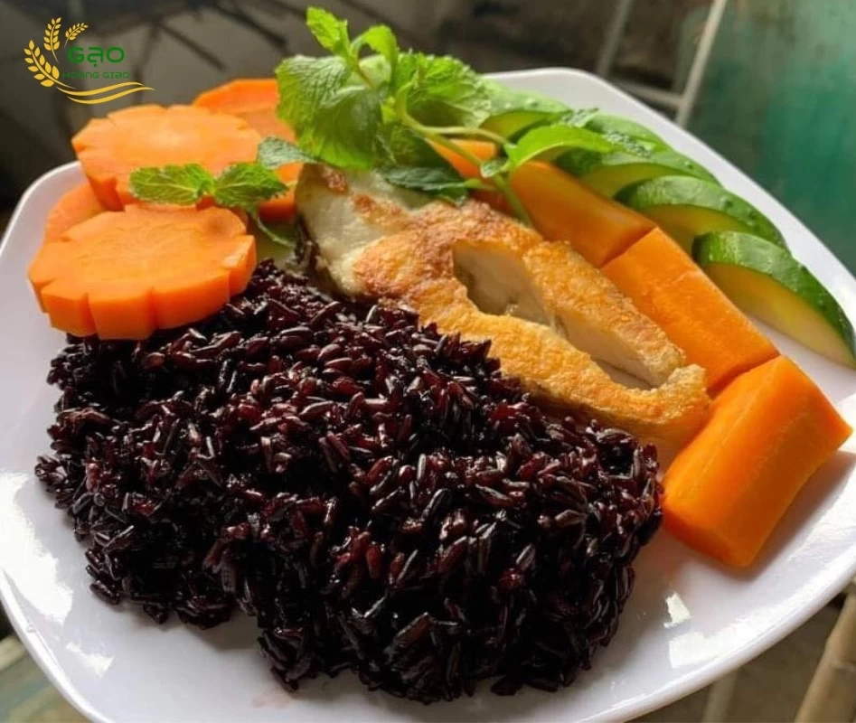 Cơm gạo lứt kết hợp với thịt cá, rau củ