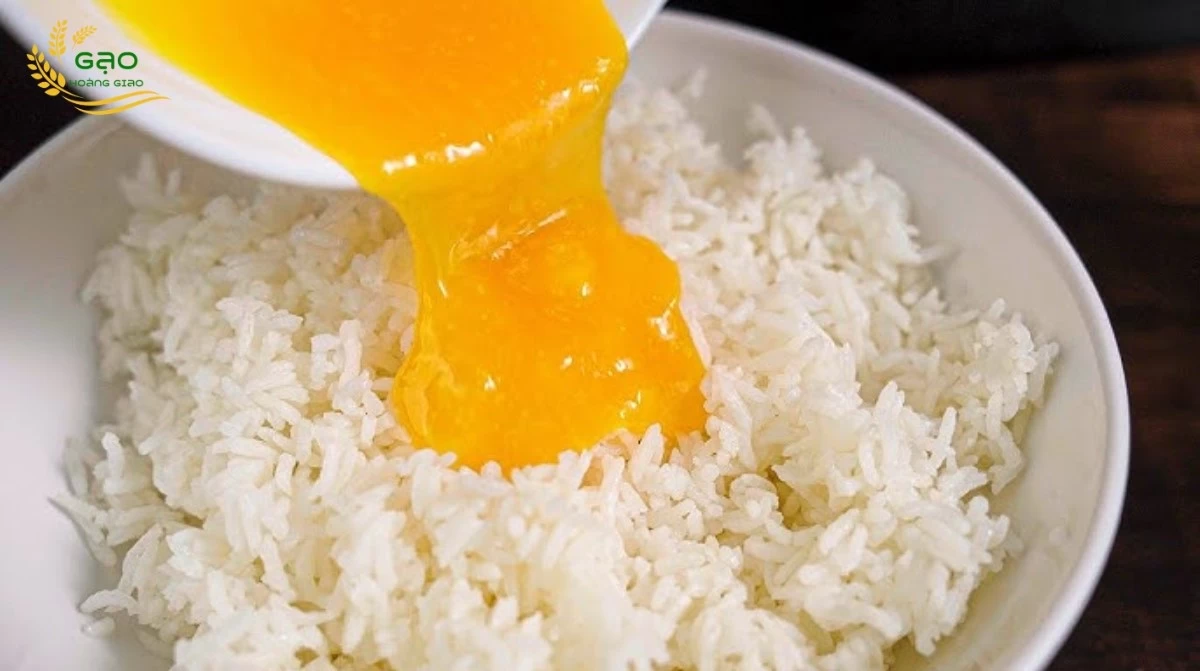 Trộn cơm với trứng