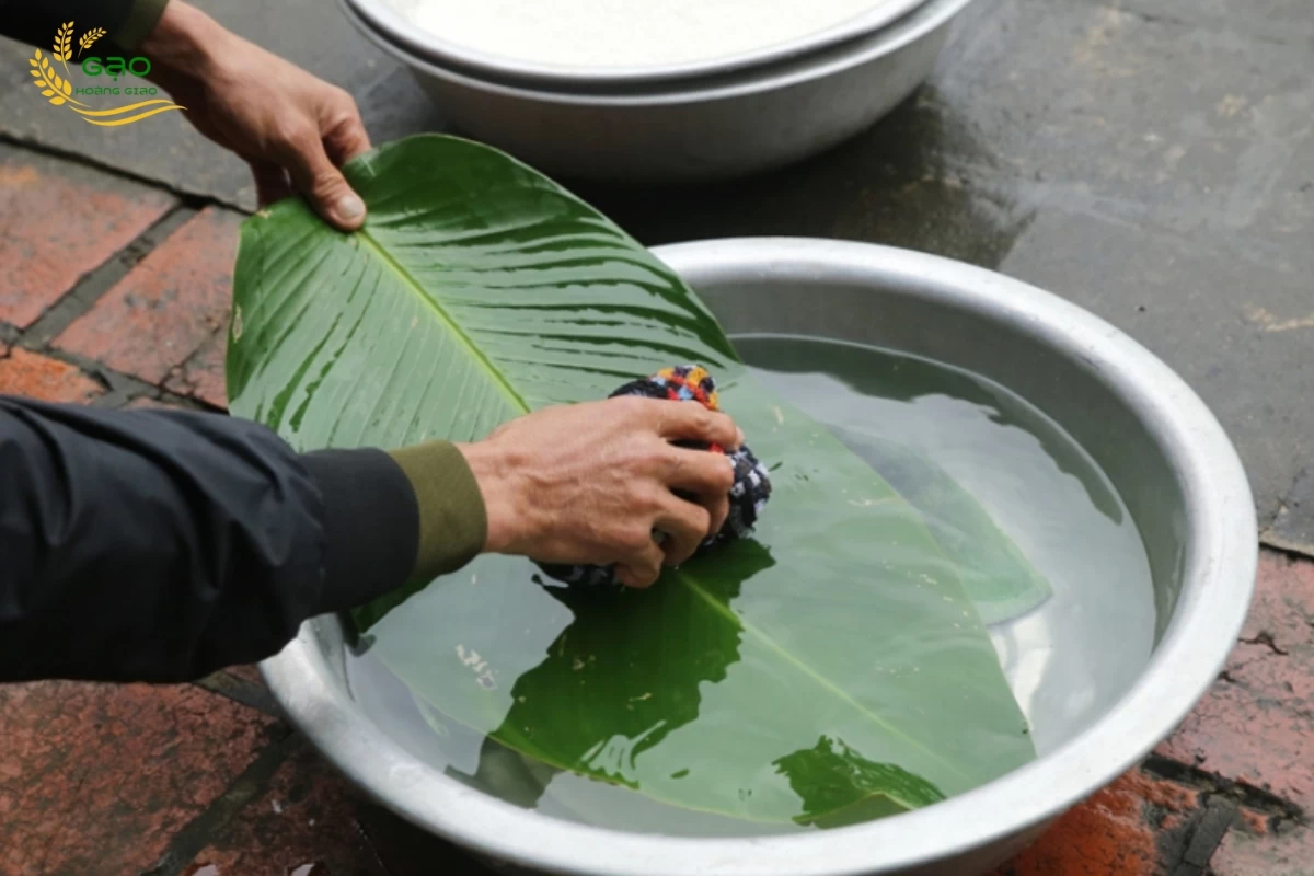 Rửa sạch lá chuối