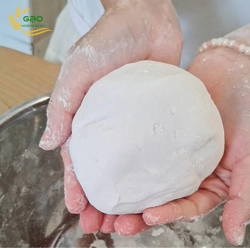 NhồI bột thành một khối dẻo mịn
