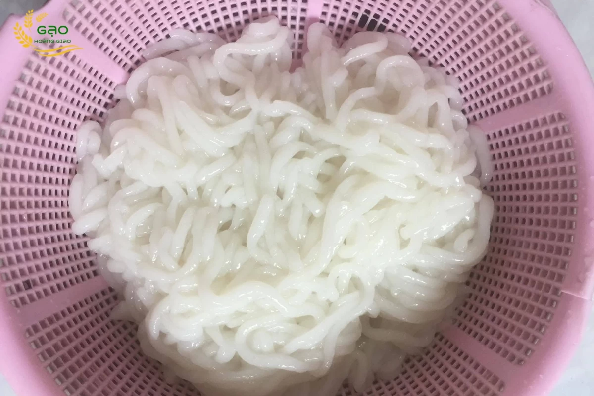 Sợi bánh canh được vớt ra rổ để cho ráo nước