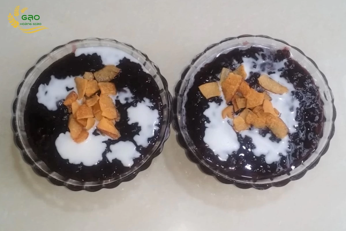Món chè nếp cẩm có pha nước cốt dừa