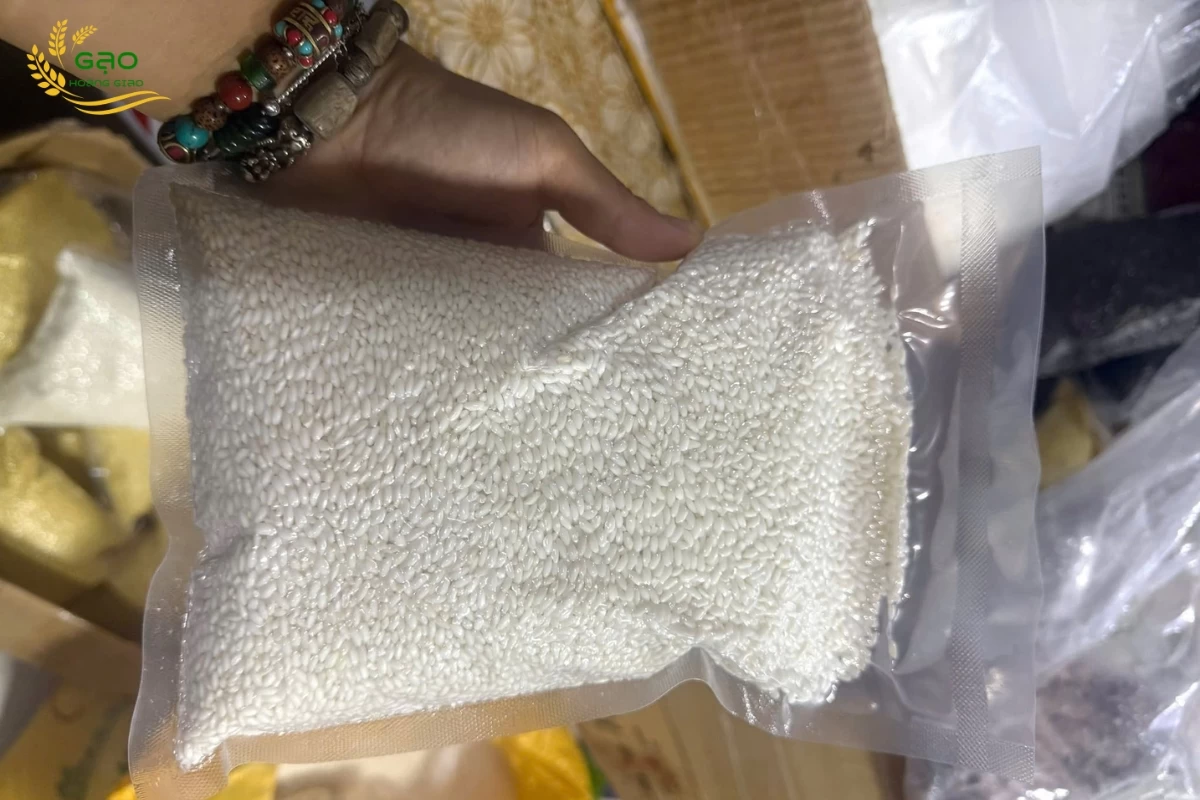 Gạo nếp cái hoa vàng được đóng gói bao 1kg