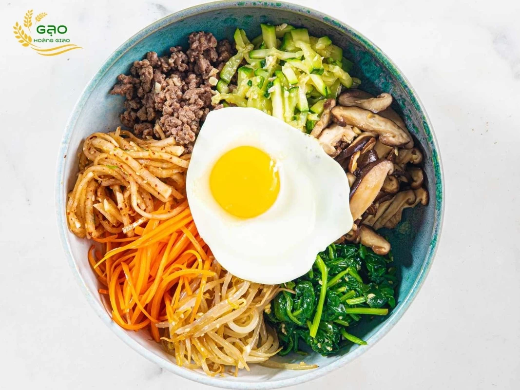 Tô cơm trộn Hàn Quốc được trình bày đẹp mắt