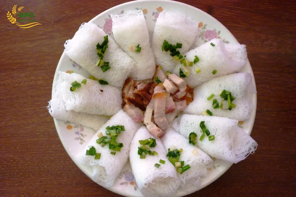 Món bánh hỏi có dạng sợi nhỏ, mảnh và được ép thành từng miếng vừa ăn