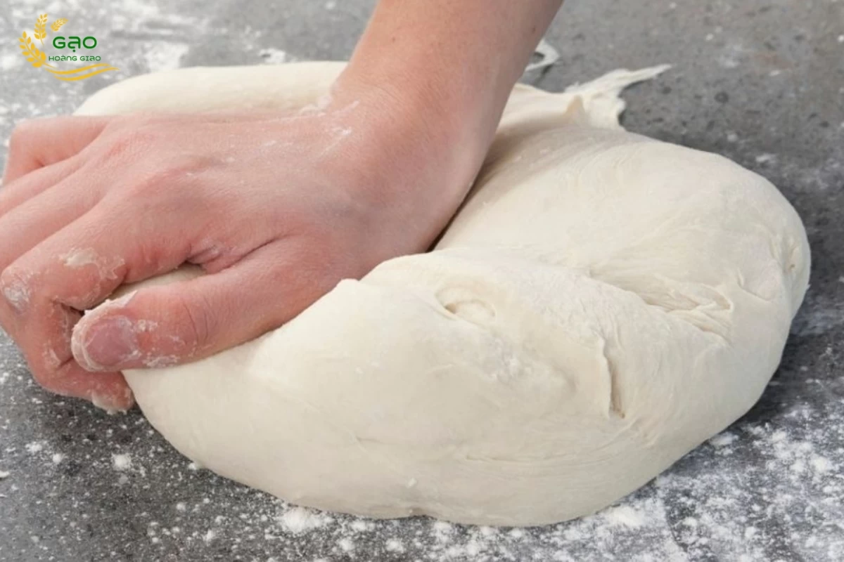 Nhào bột làm bánh hỏi
