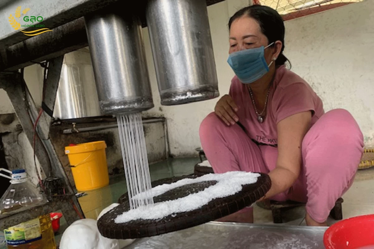 Ép bột thành sợi bánh hỏi